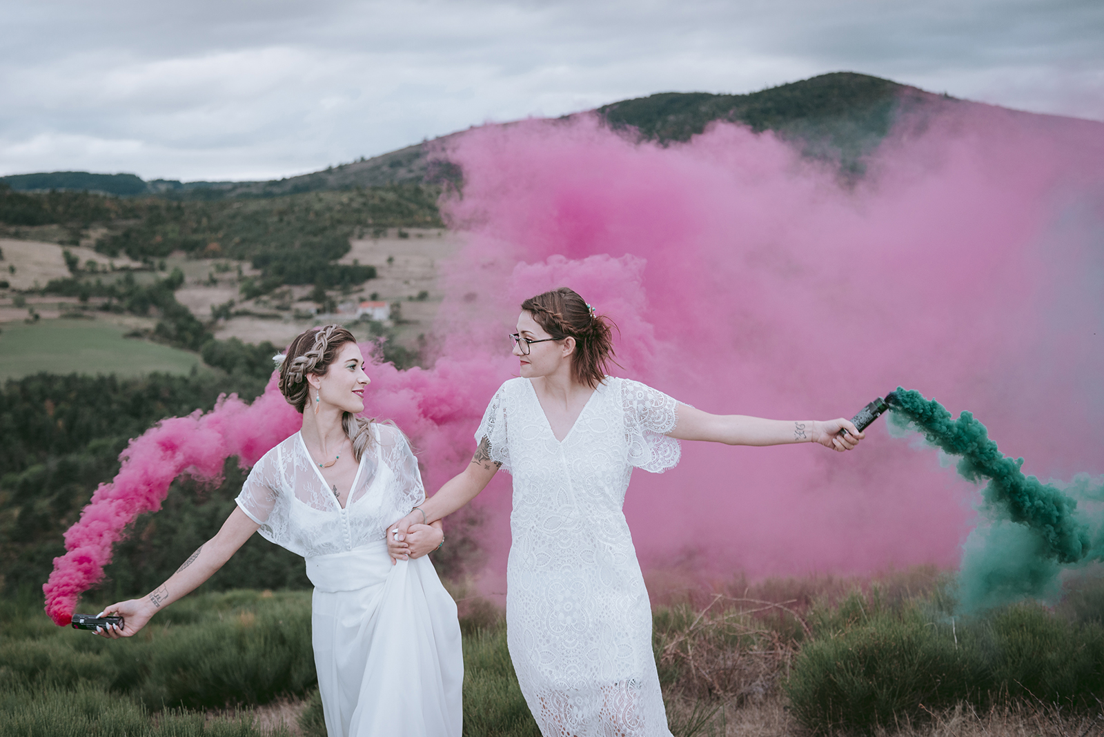photo de couple de femmes et fumigène rose et vert