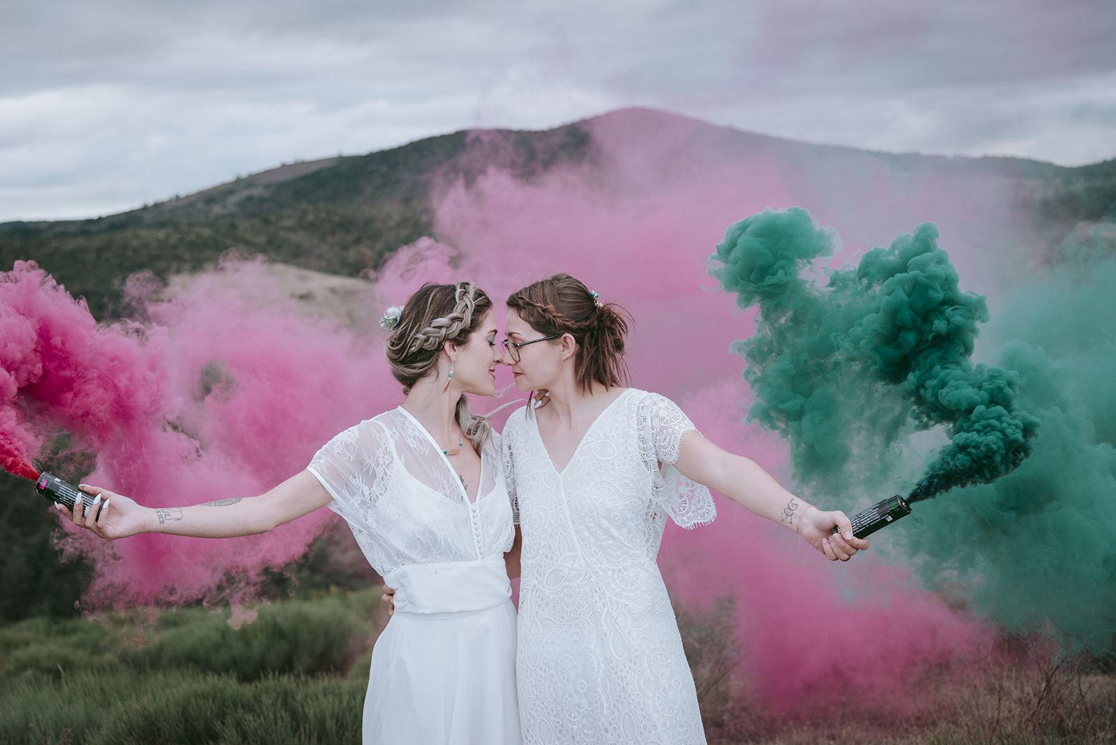 photo de couple de femmes et fumigène rose et vert