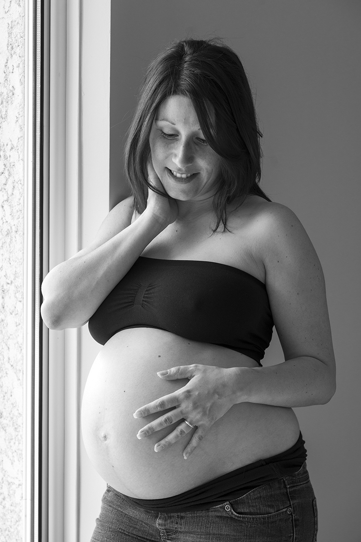 femme enceinte à la fenetre noir et blanc