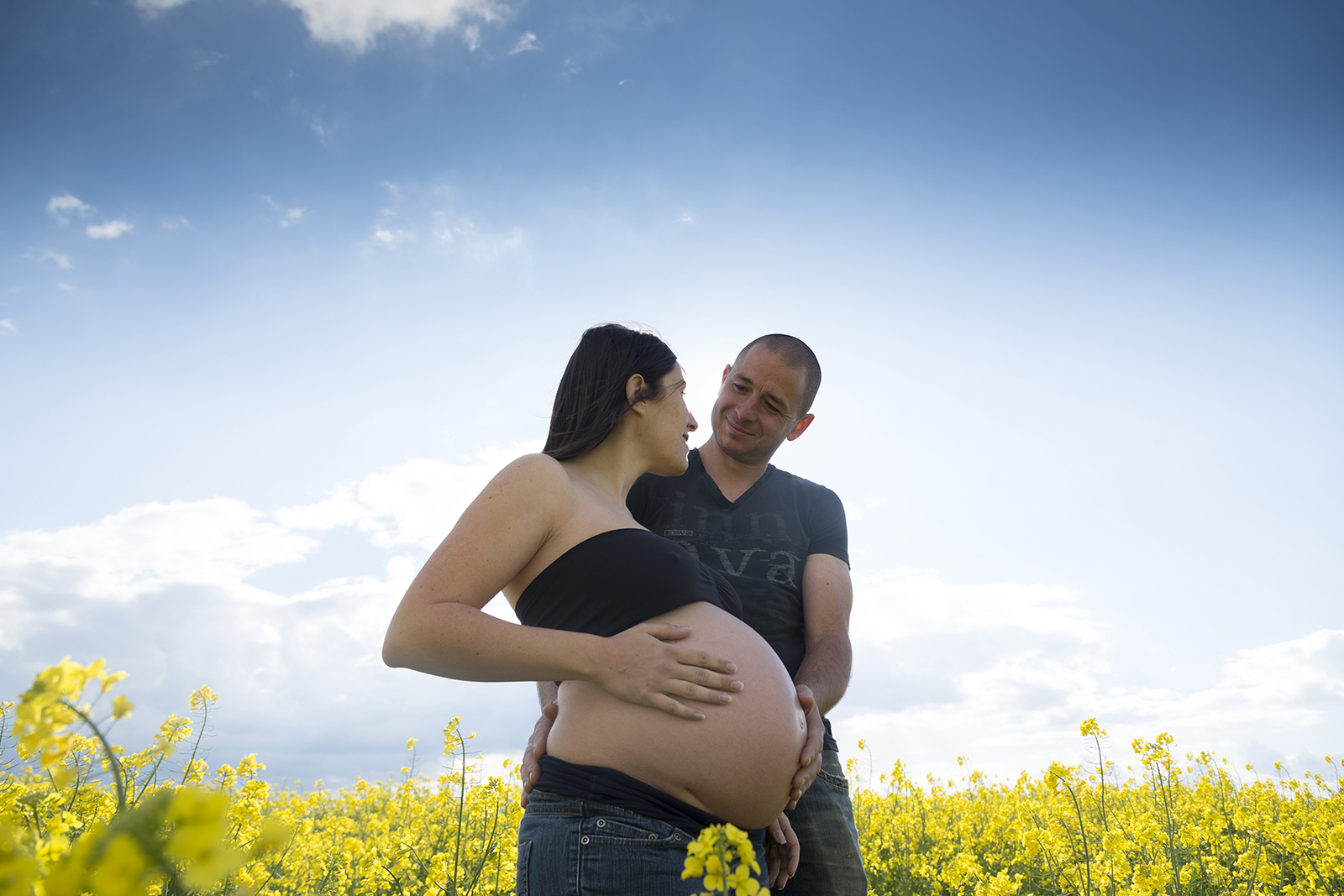 couple femme enceinte dans des champs de colza saint rambert d'albon