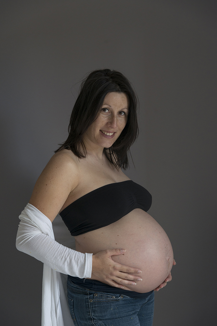 femme enceinte sur fond gris