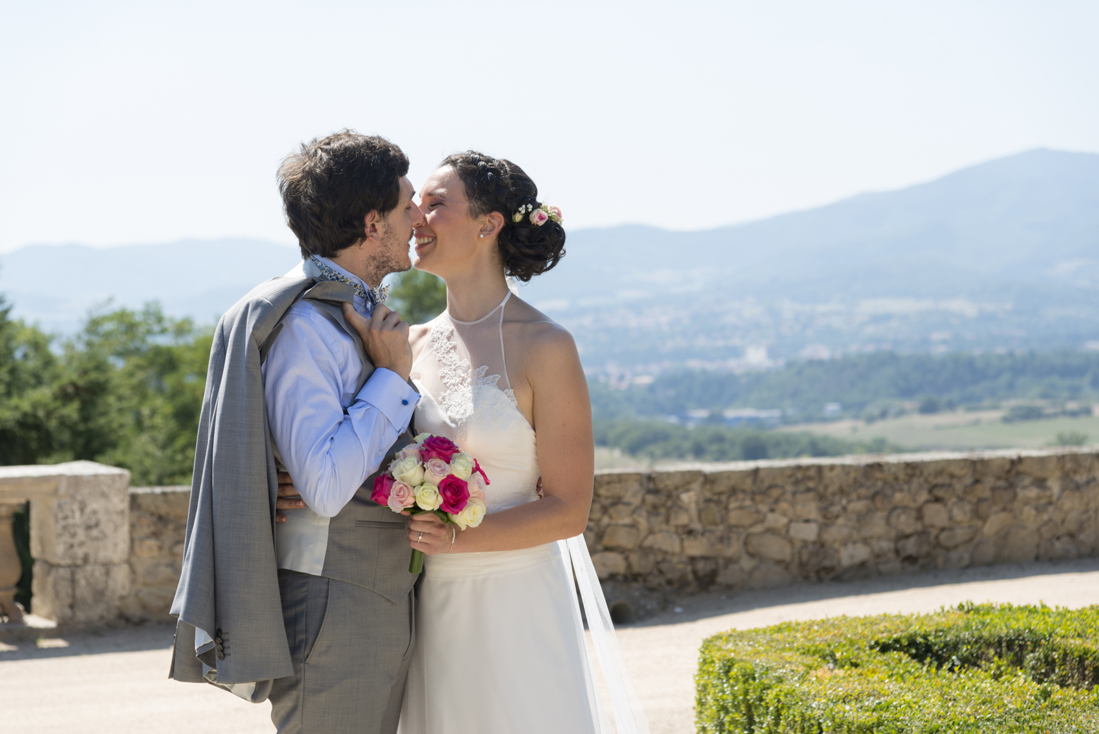 couple de mariés au château de Gourdan en Ardèche