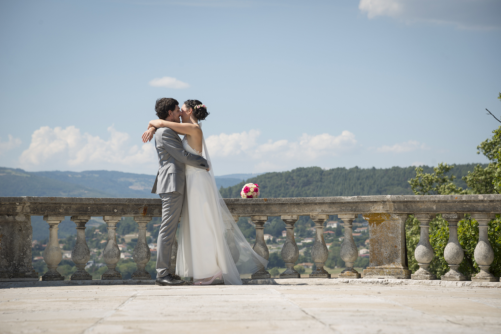 couple de mariés sur la terrasse du château de Gourdan en Ardèche