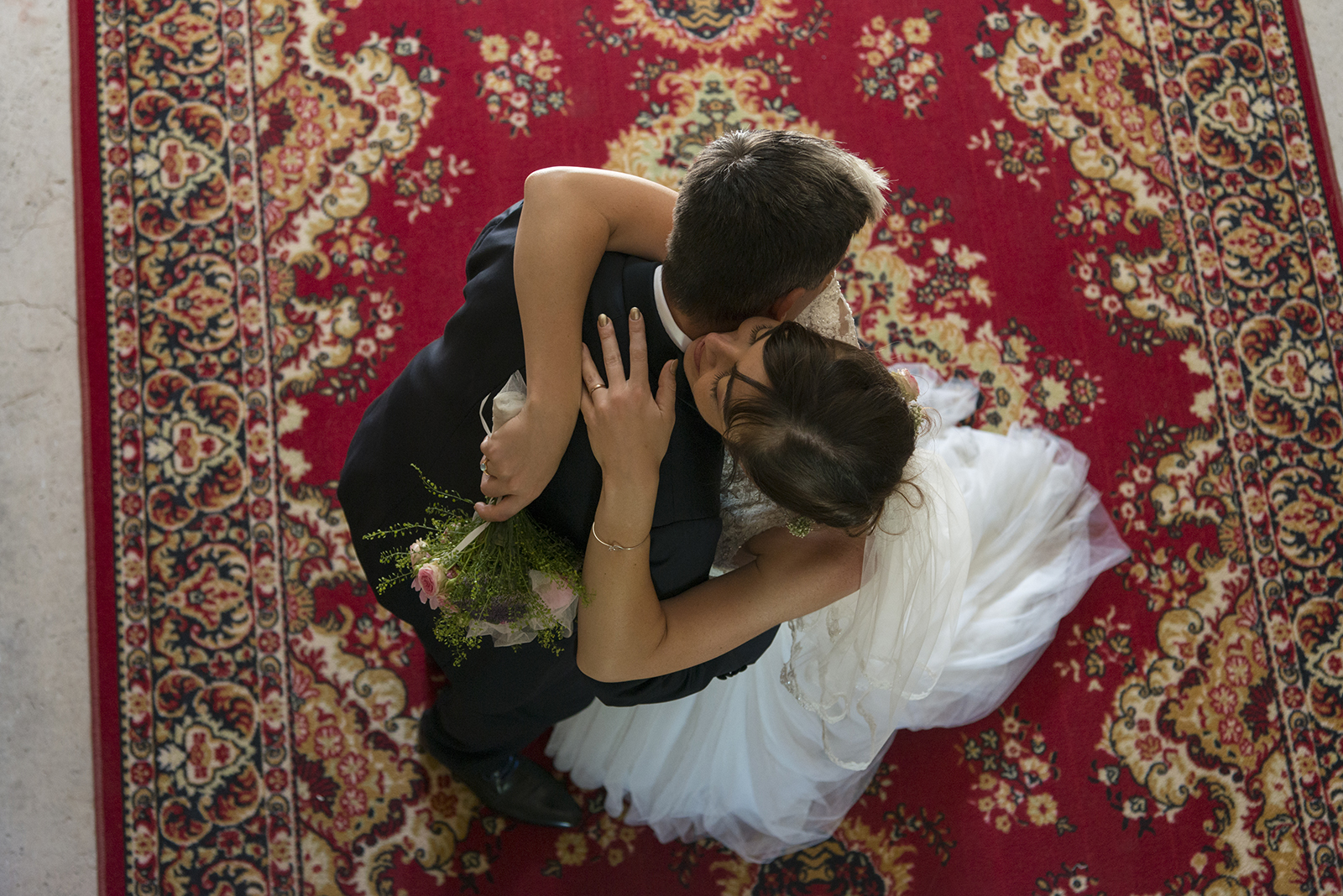 mariés vu d'en haut sur tapis persan
