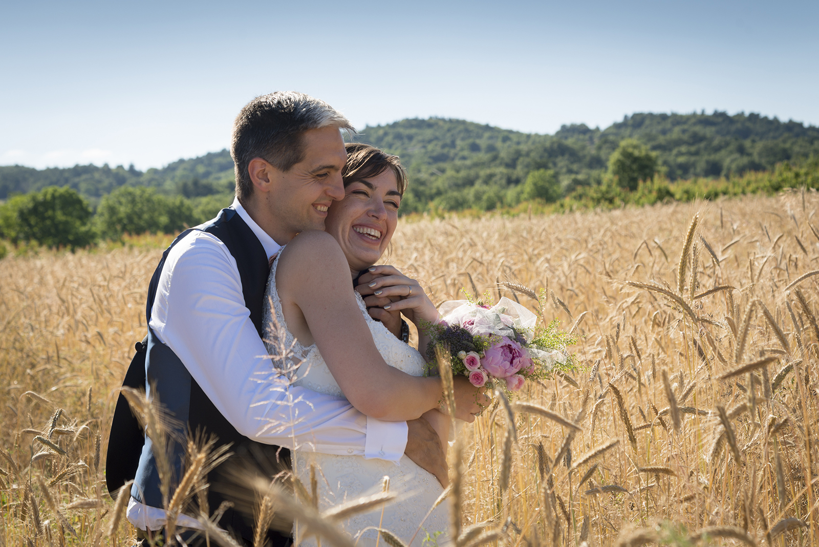 mariés dans les champs de blé à saint felicien