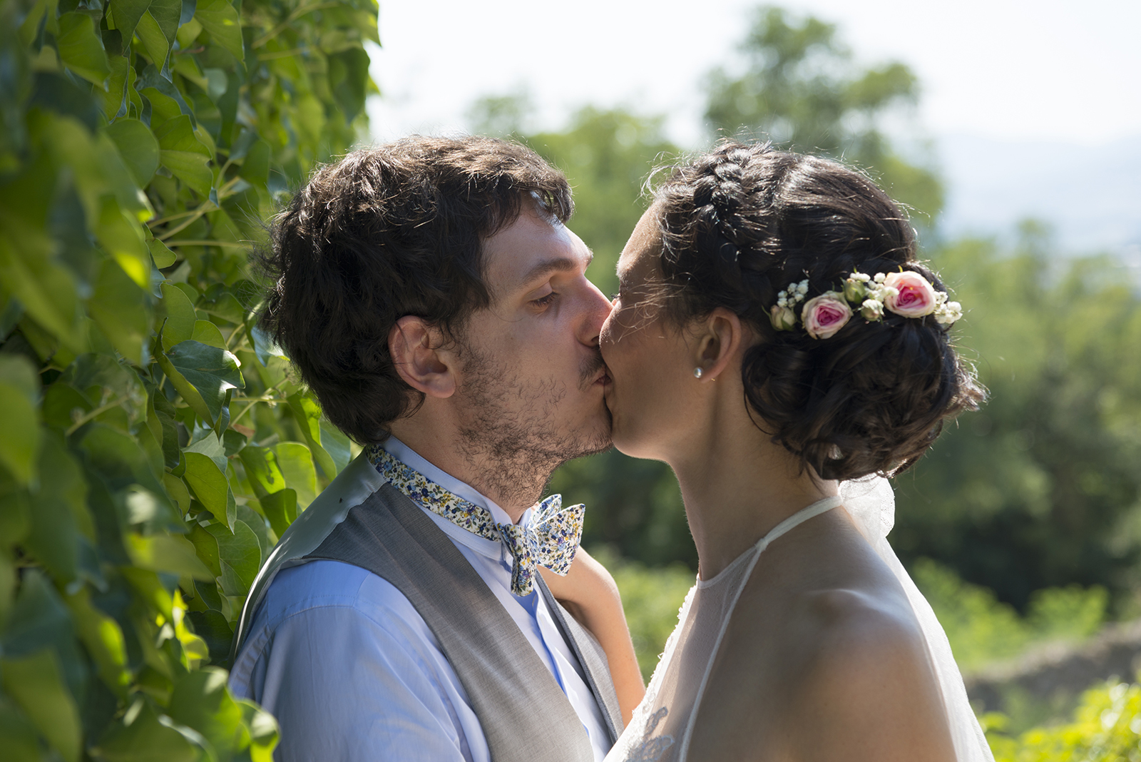 couple de mariés qui s'embrassent au château de Gourdan en Ardèche