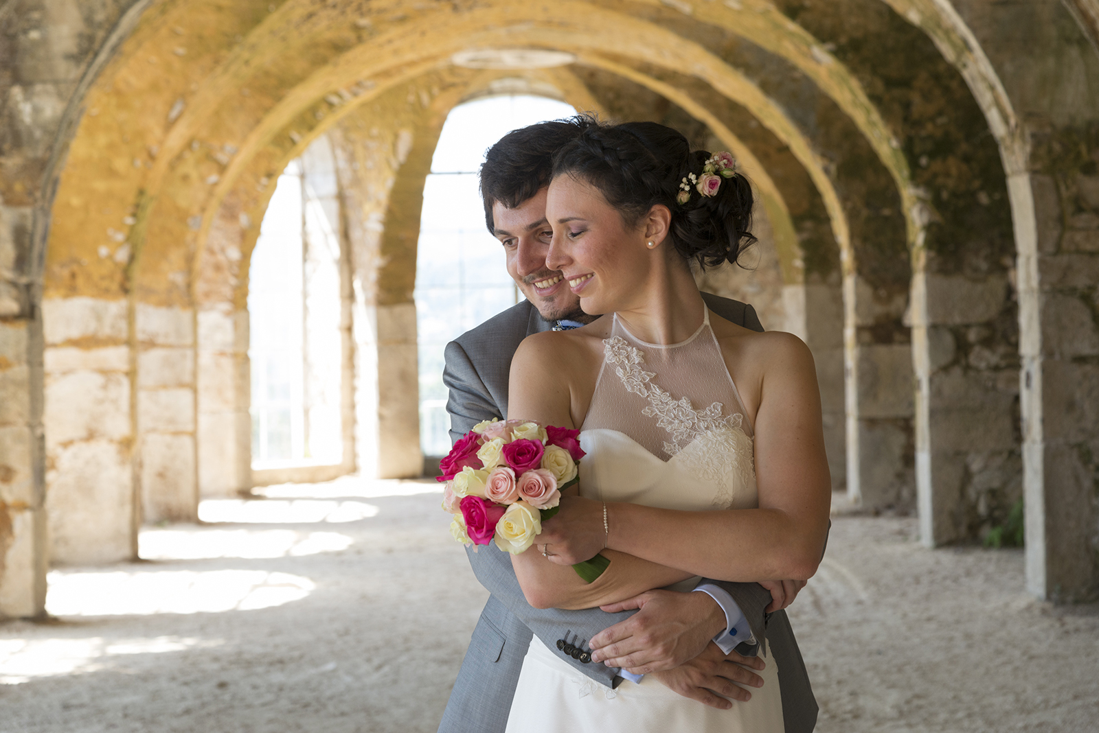 couple de mariés au château de Gourdan en Ardèche