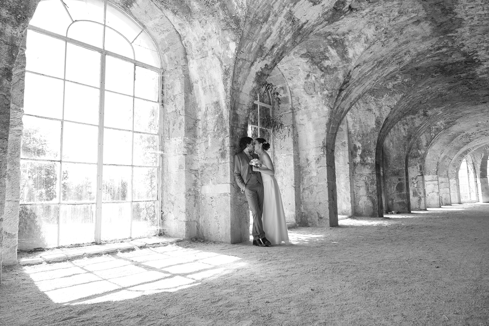 phoot noir et blanc mariés dans salle voutée au château de Gourdan en Ardèche