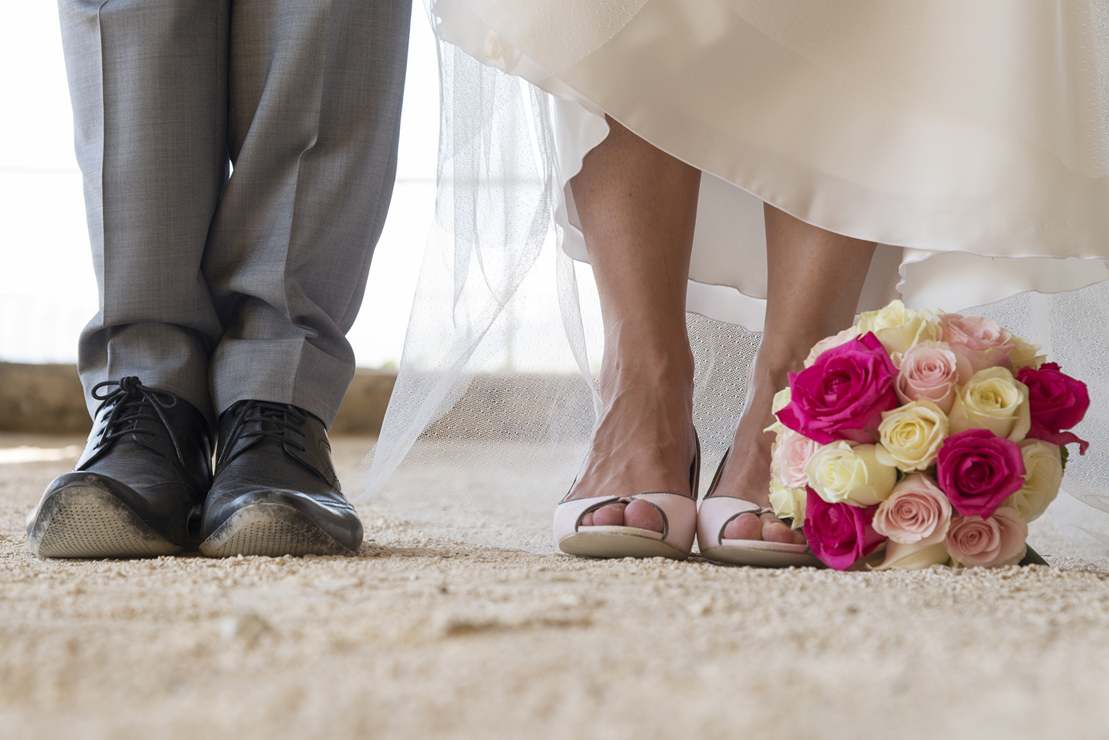 pieds de mariés et bouquet de roses