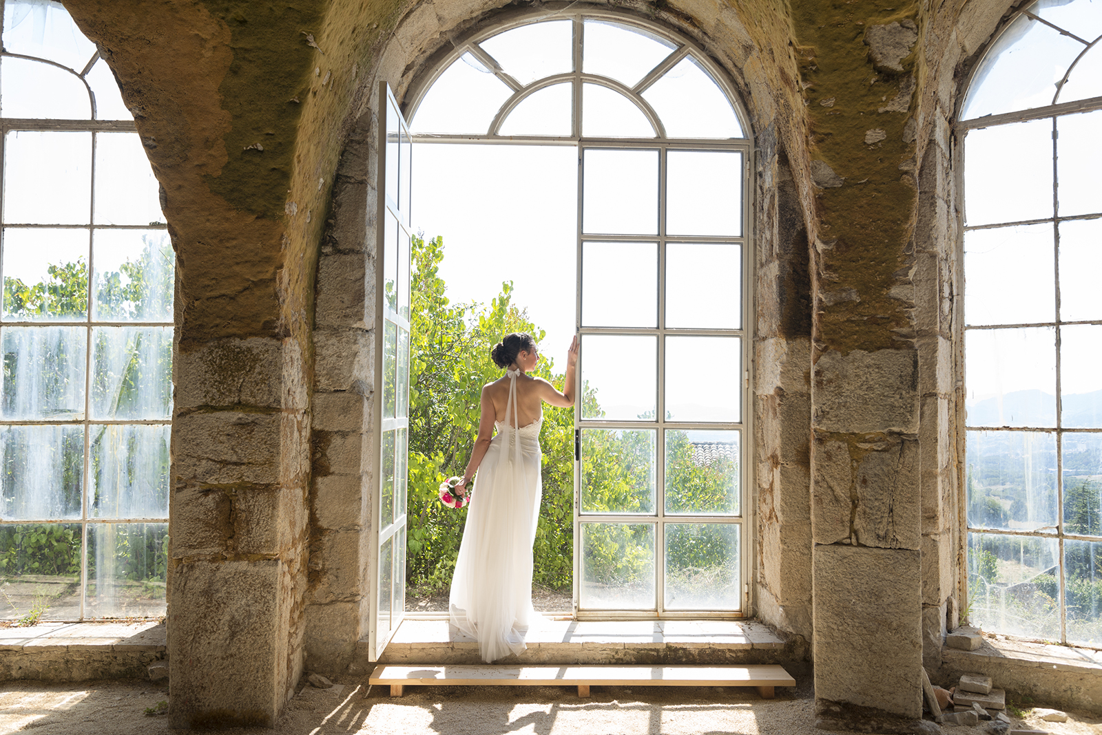 mariée de dos dans l'orangerie du château de Gourdan en Ardèche