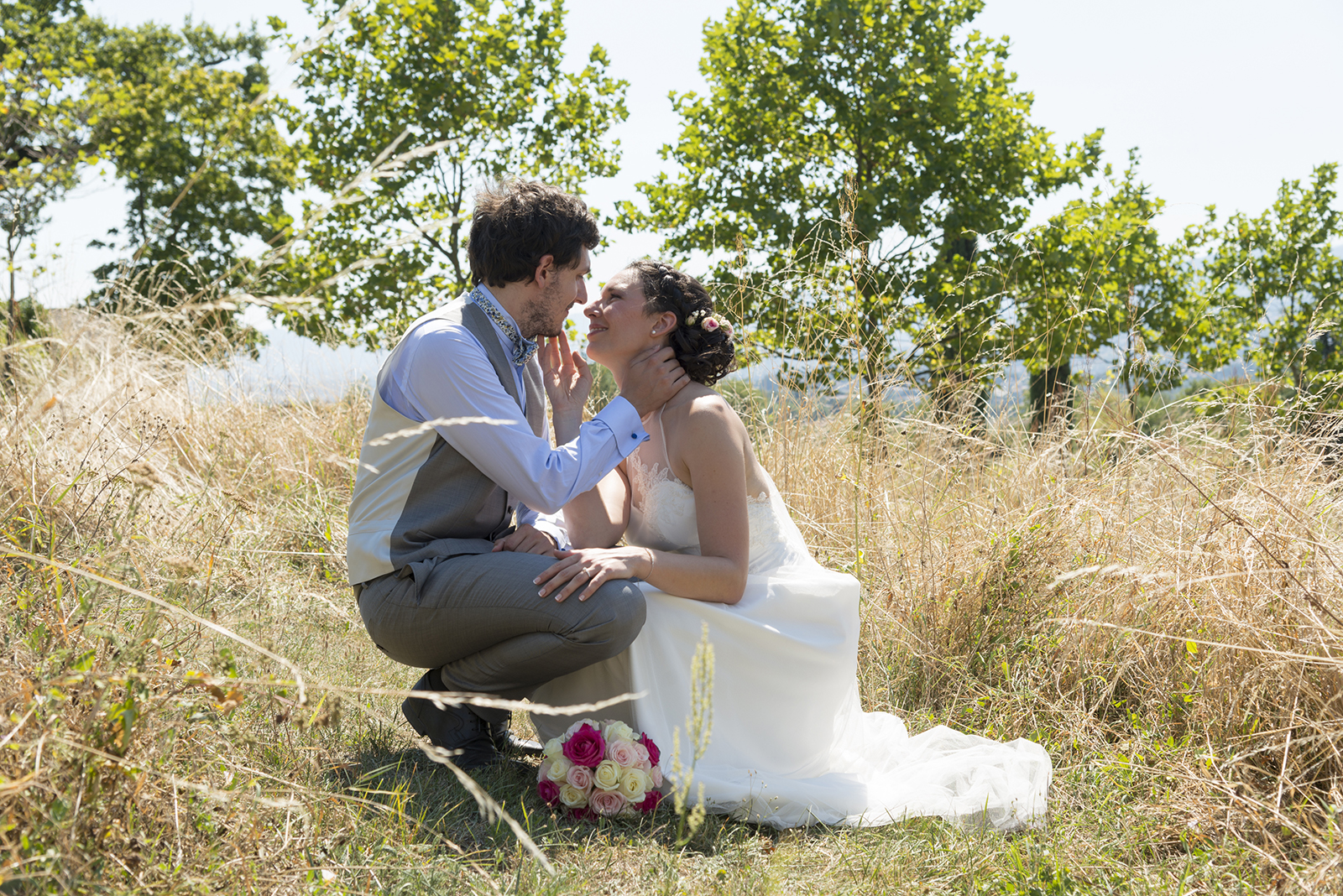 mariés assis dans les champs au soleil