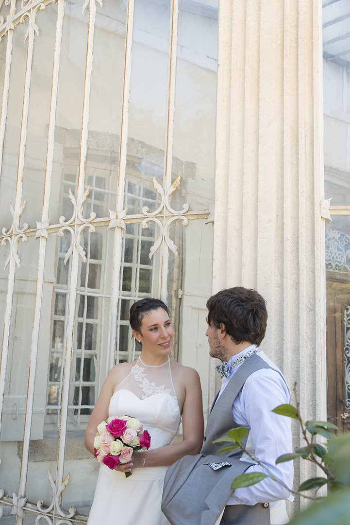 mariés devant veranda au château de Gourdan en Ardèche