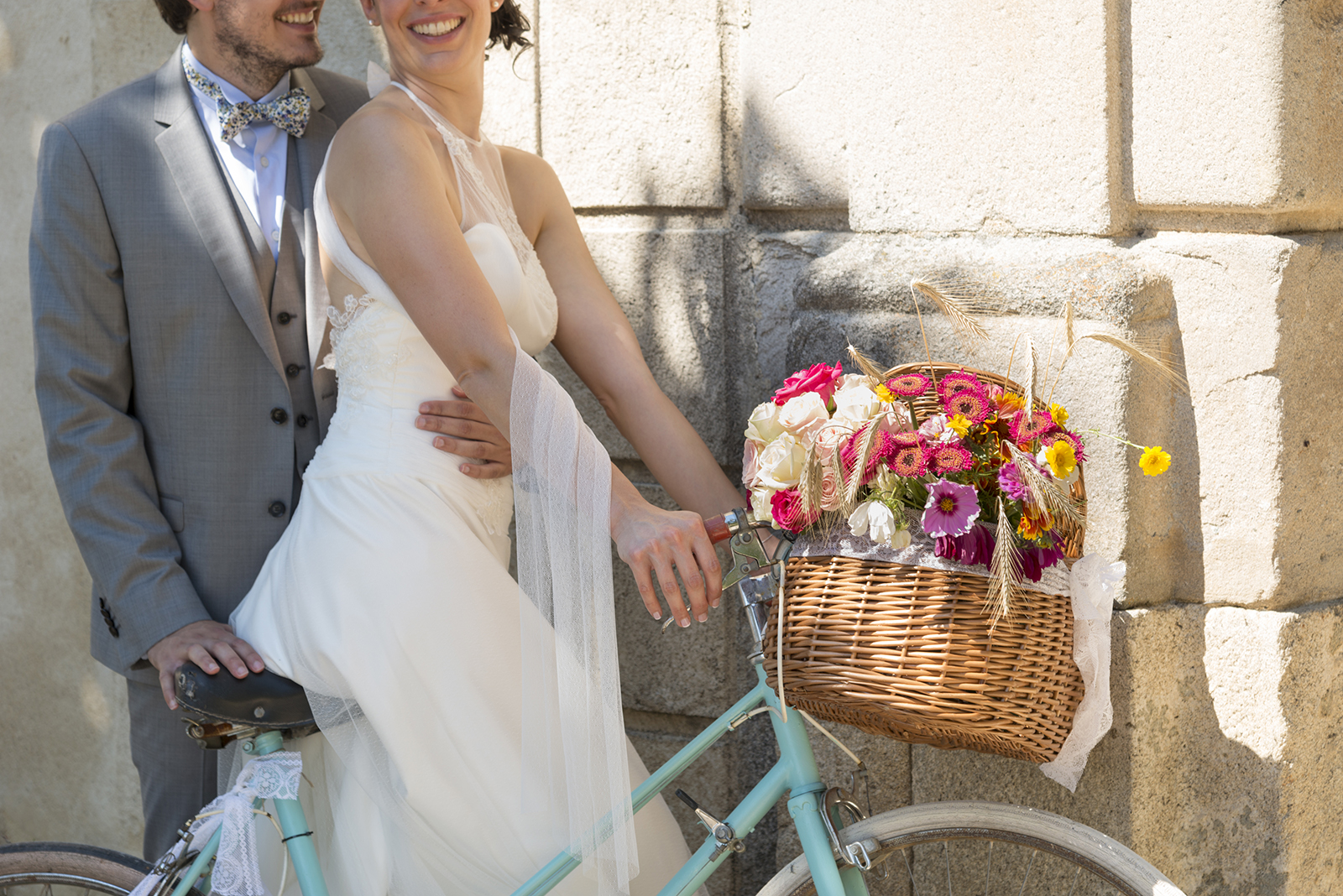 mariés sur un vélo champetre