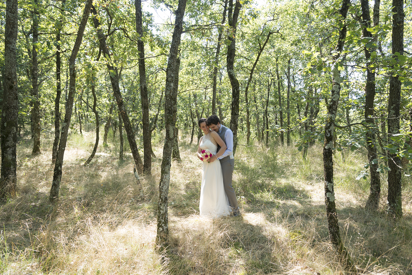 couple de mariés dans les bois