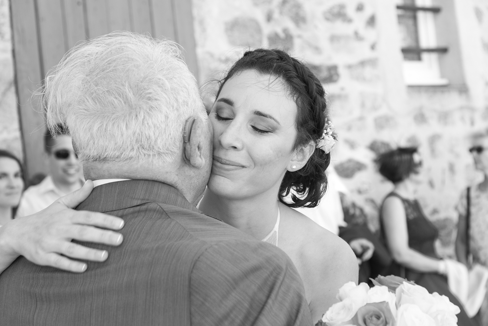 mariée embrassant son papi photo en noir et blanc