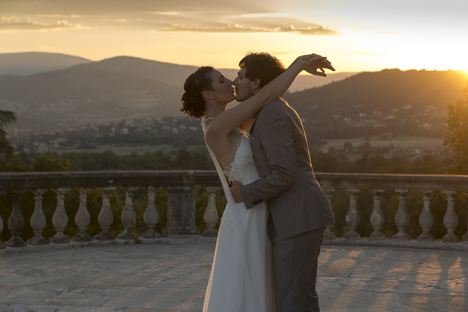 couple de mariés au coucher du soleil au château de Gourdan en Ardèche