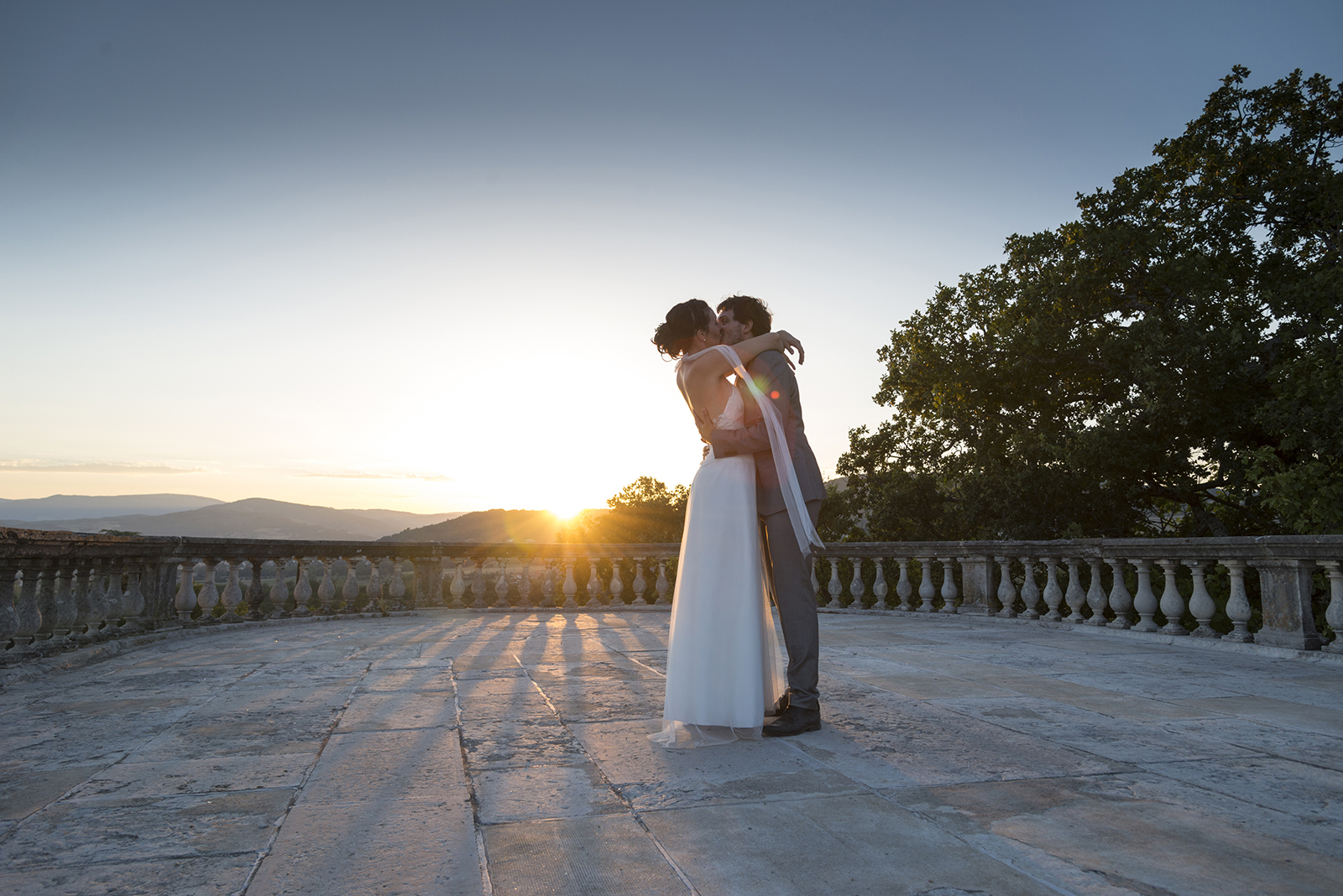 couple de mariés au coucher du soleil au château de Gourdan en Ardèche
