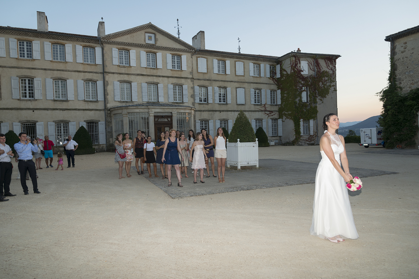 lancer de bouquet à un mariage au château de Gourdan en Ardèche