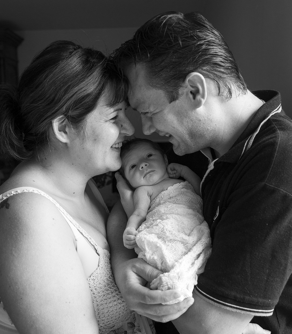 parents et bébé en noir et blanc