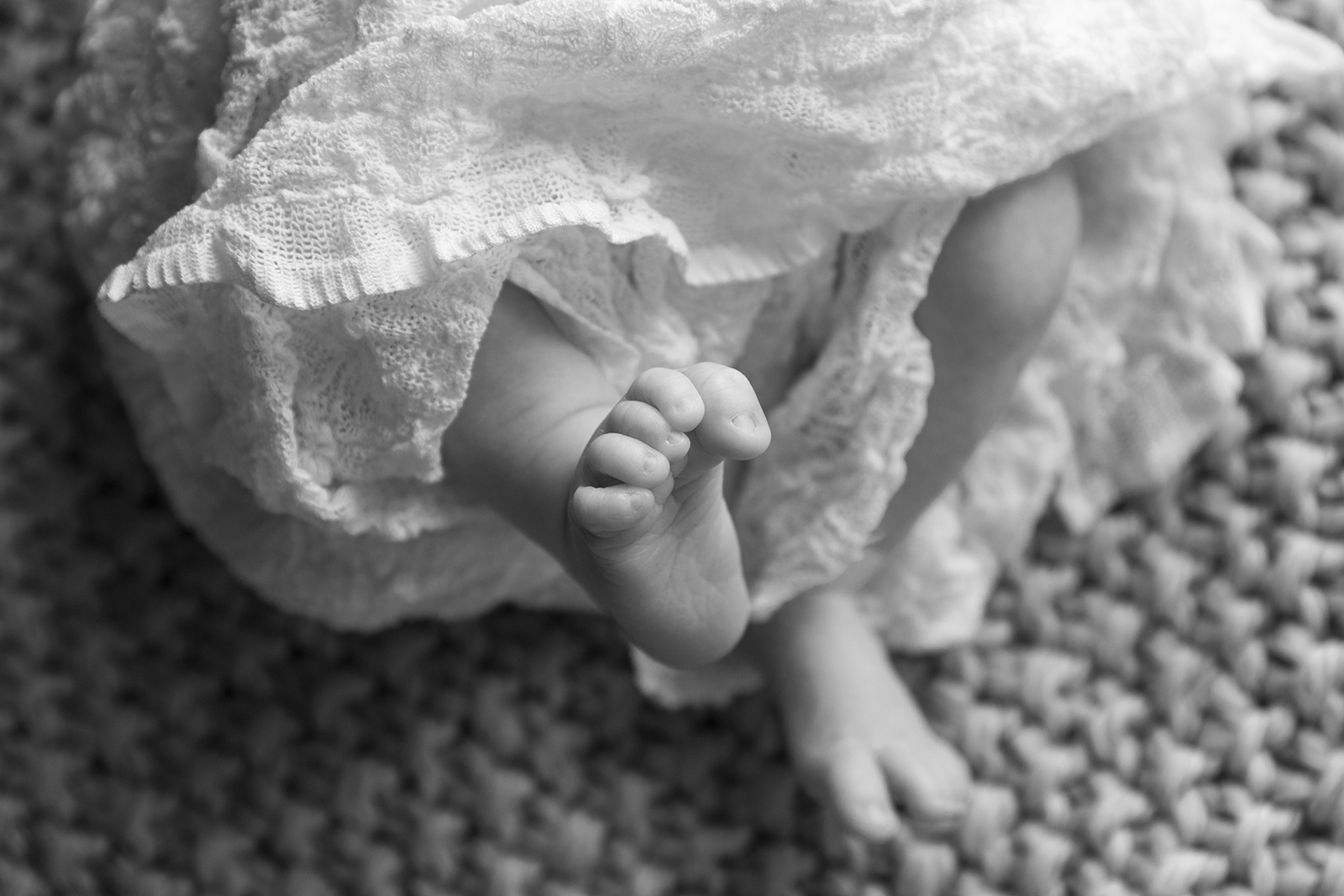pieds de bébé en noir et blanc
