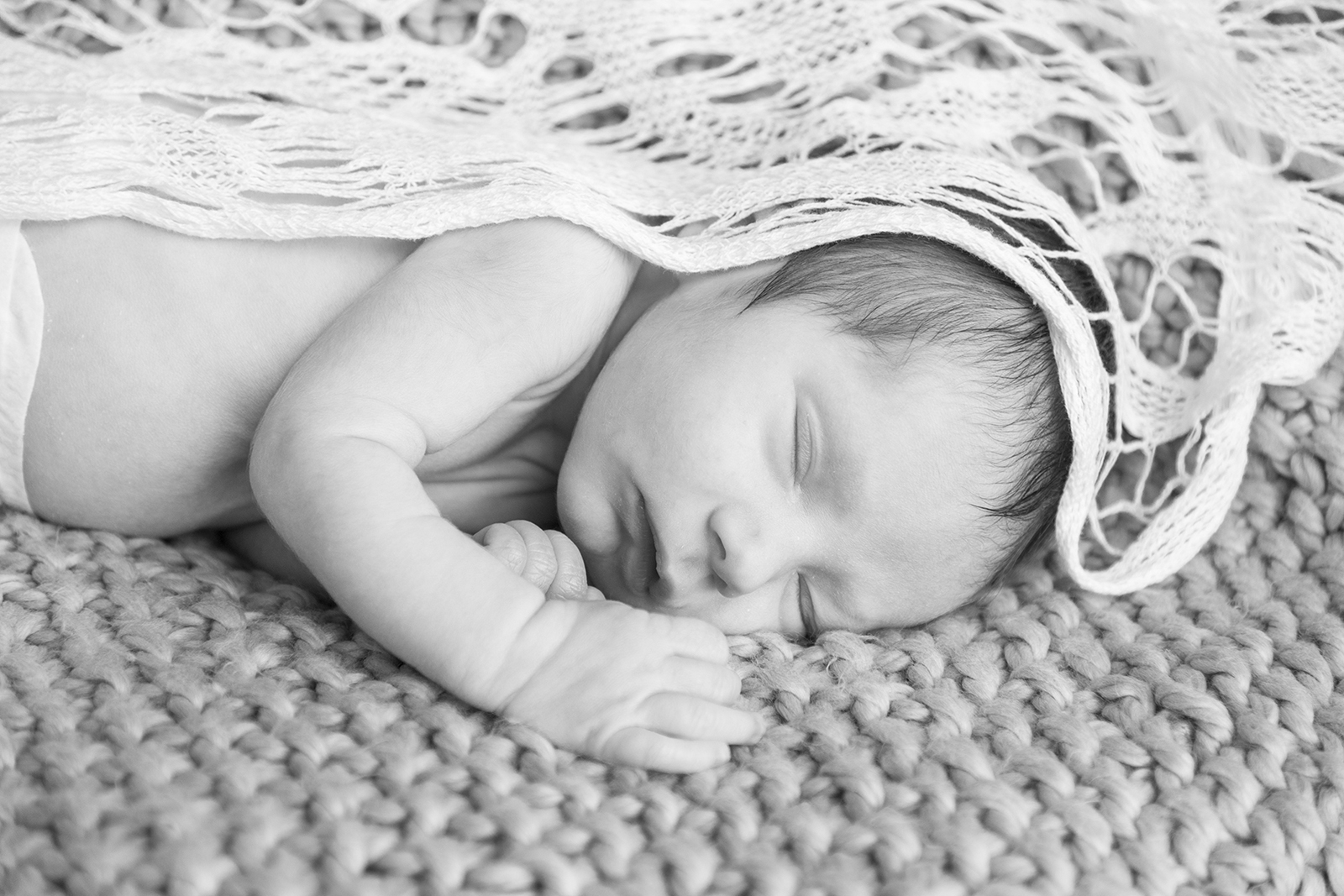 bébé endormis avec tissus dentelle noir et blanc
