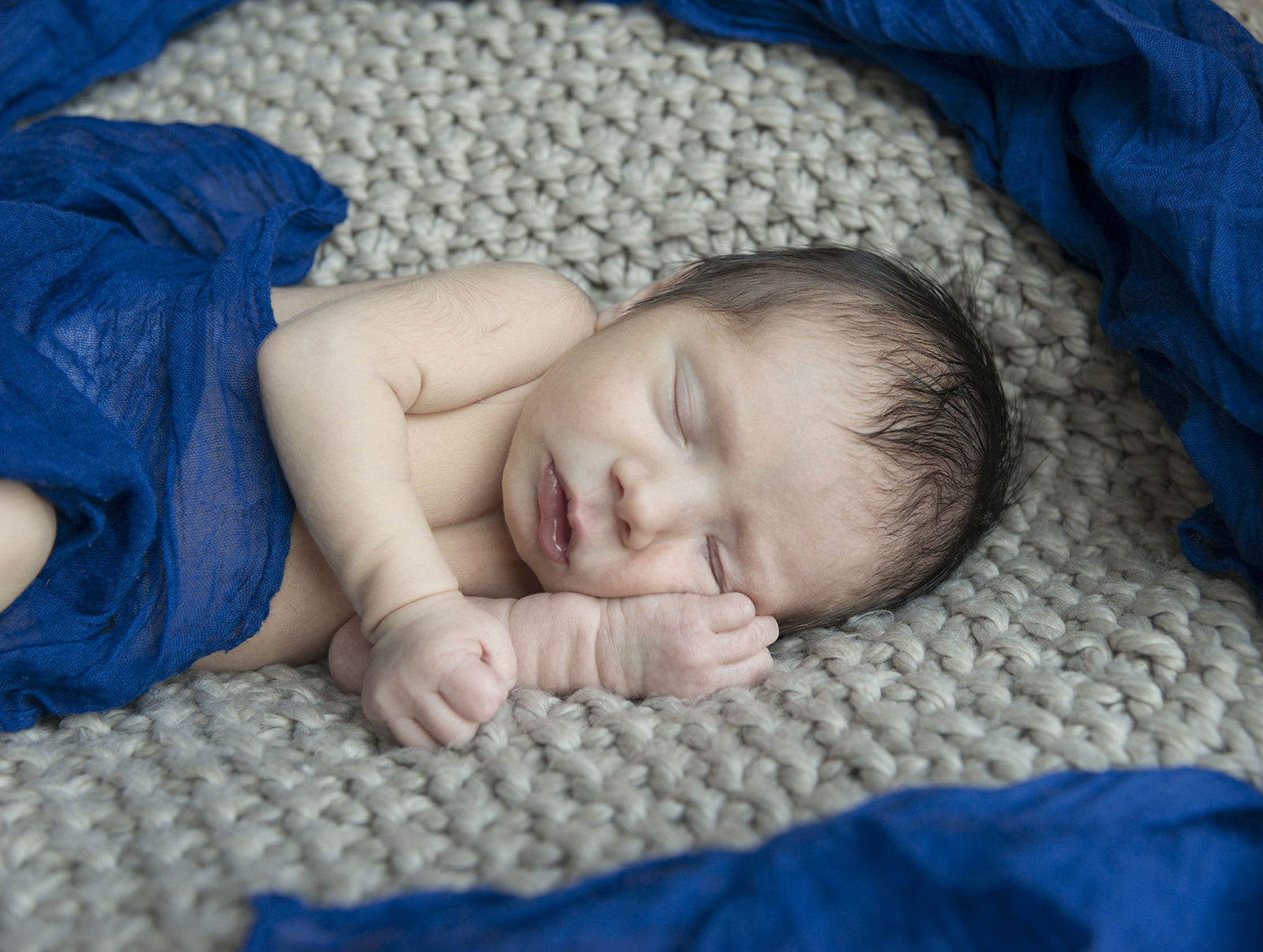 bébé endormis avec un tissu bleu roi