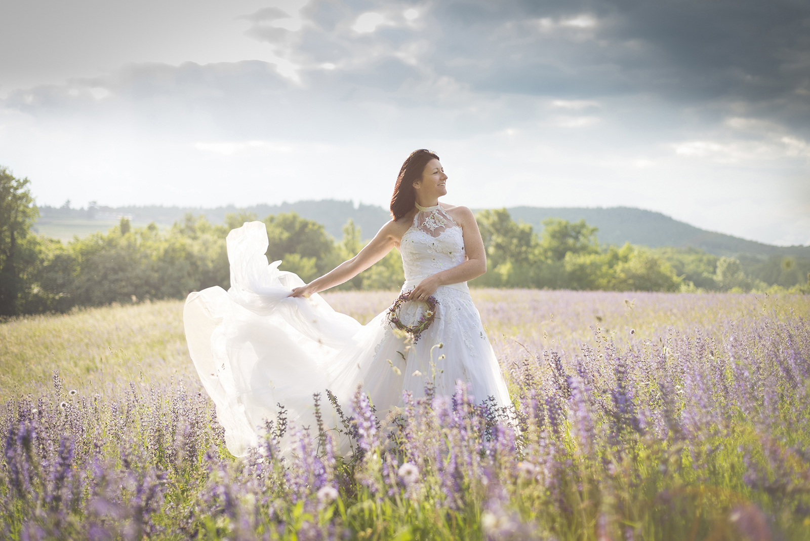 mariée dans un champs de fleurs