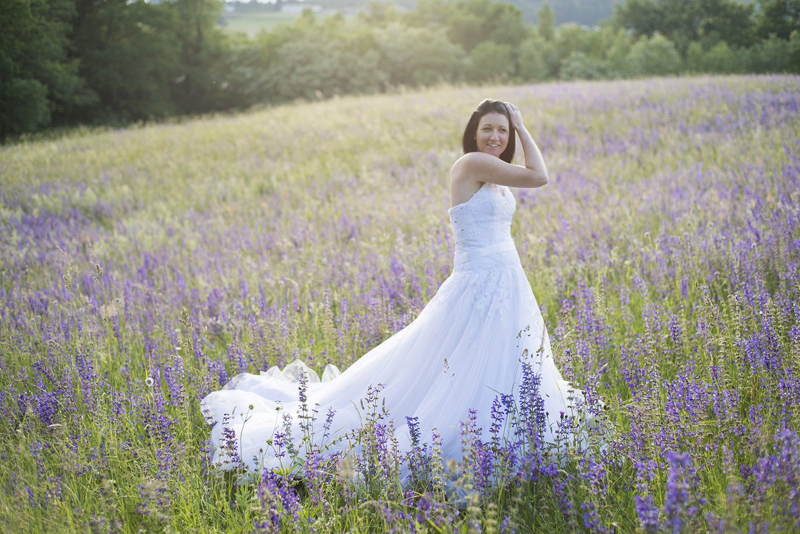 mariée dans un champs de fleurs