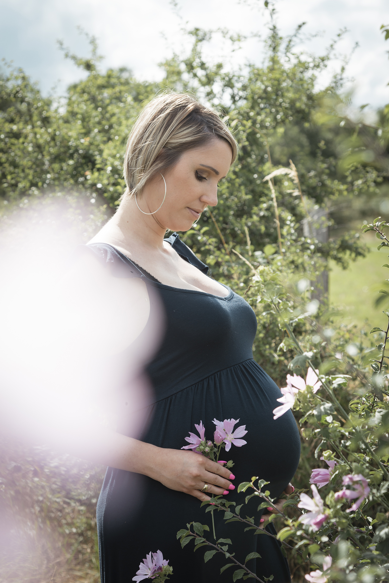 femme enceinte dans les fleurs