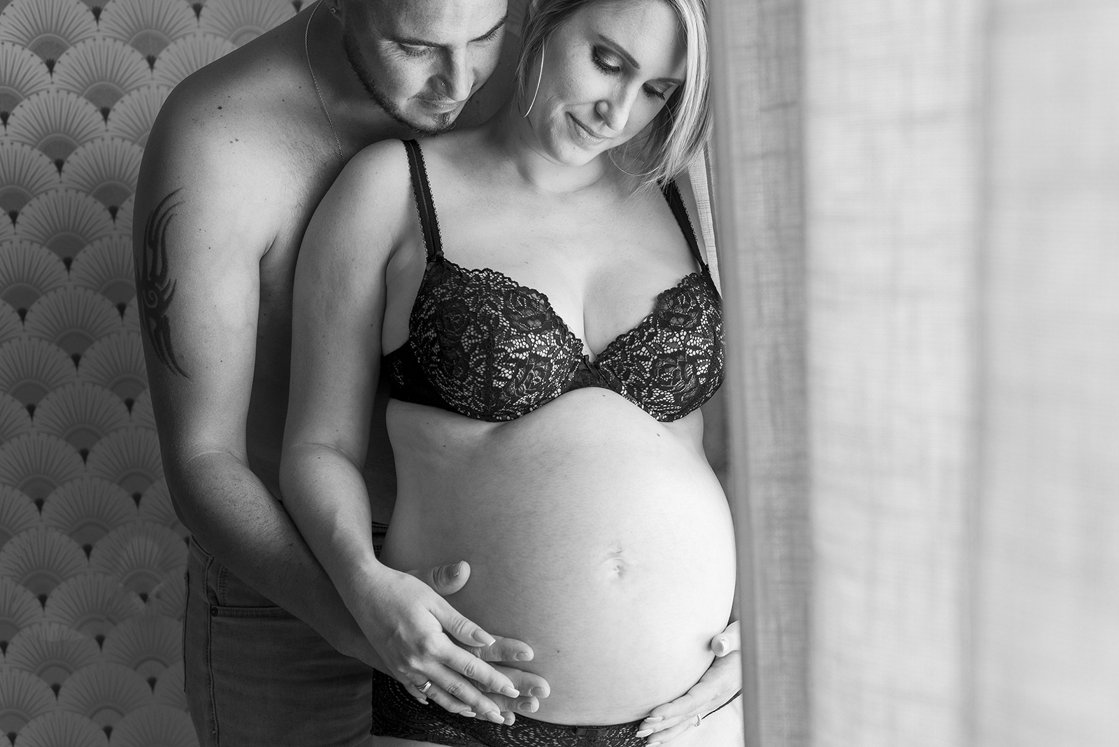 femme enceinte avec homme en lingerie
