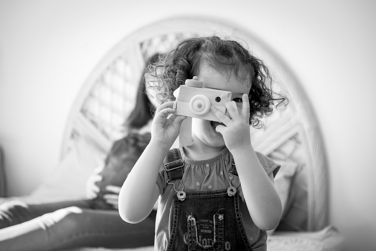 petite fille faisant une photo