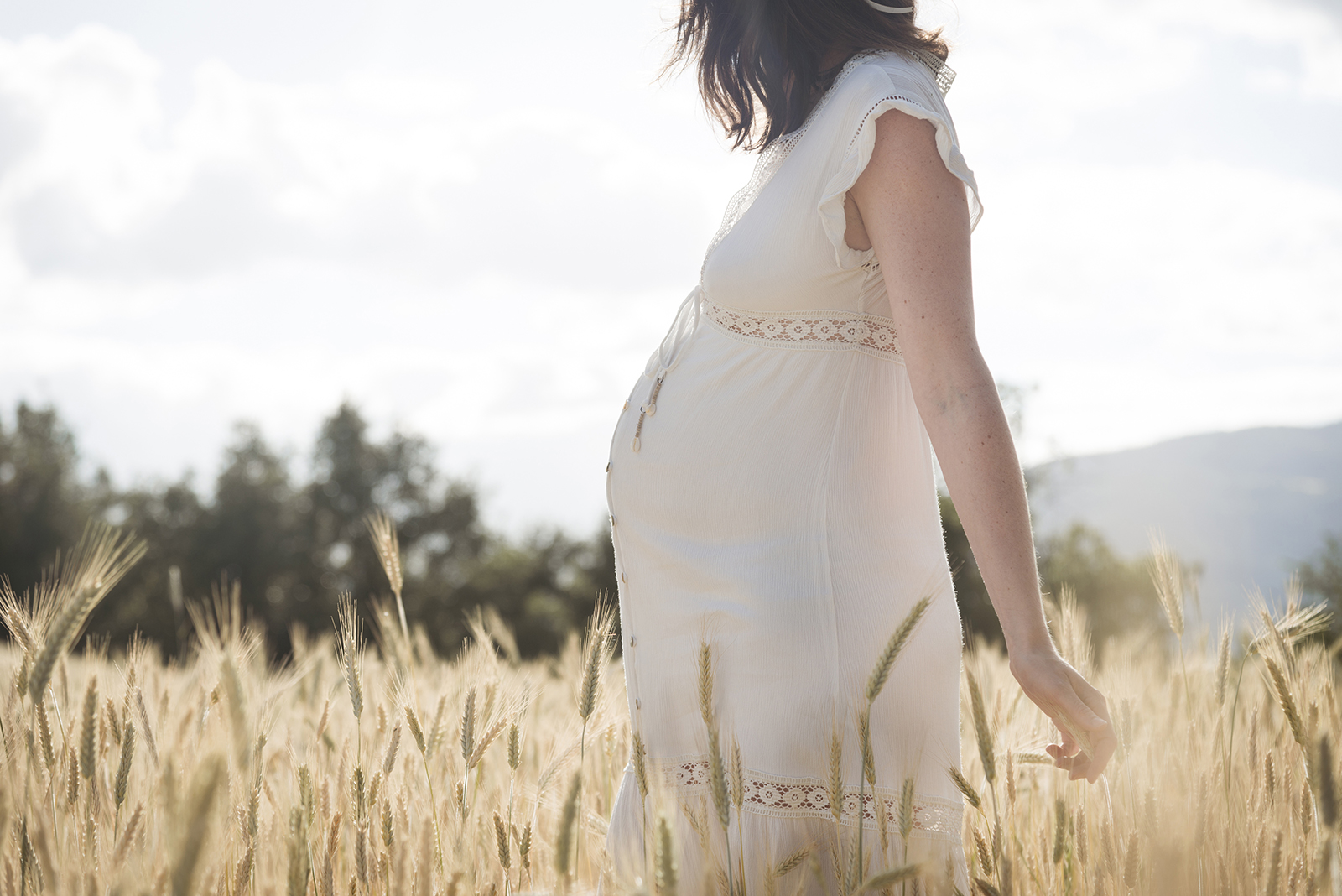 femme enceinte dans les blés