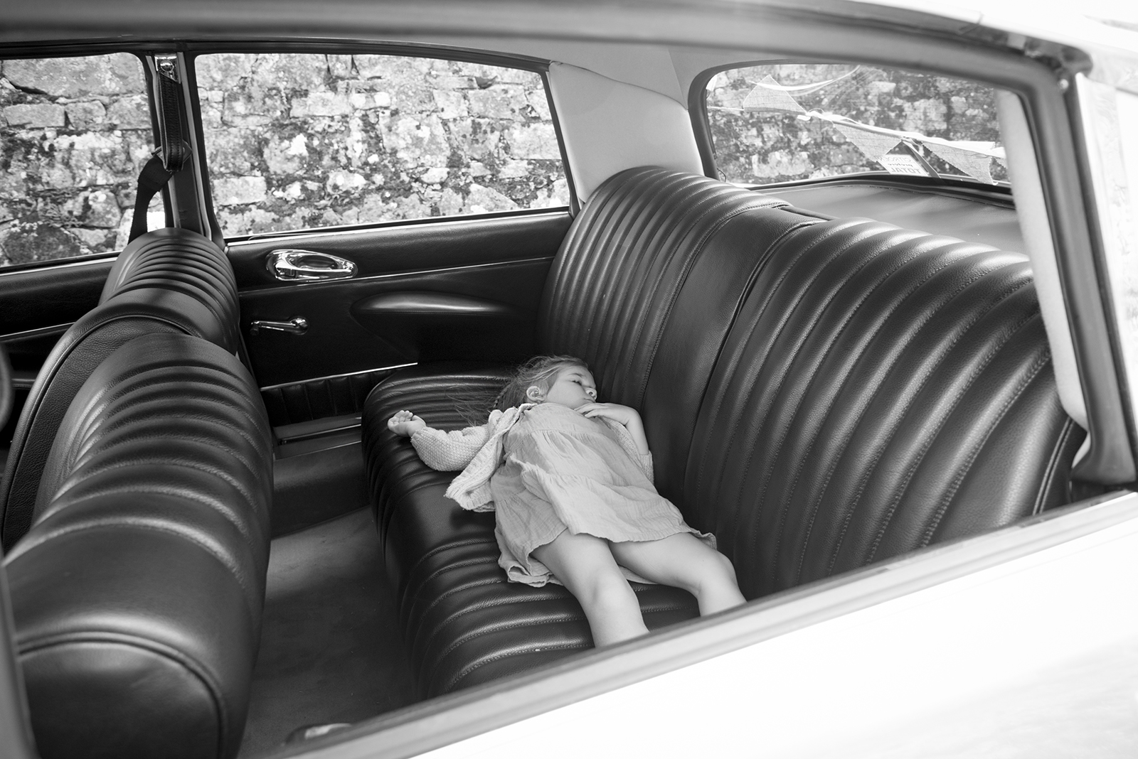 enfant endormi dans la voiture des mariés